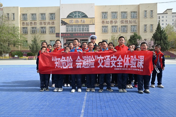 4月14日，轮台县公安局交警大队民警走进 轮台县第二小学开展“知危险 会避险”警示教育课。姚才祖摄.JPG