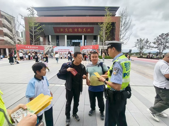 开学第一课︱交通安全进校园  护航平安上学路 