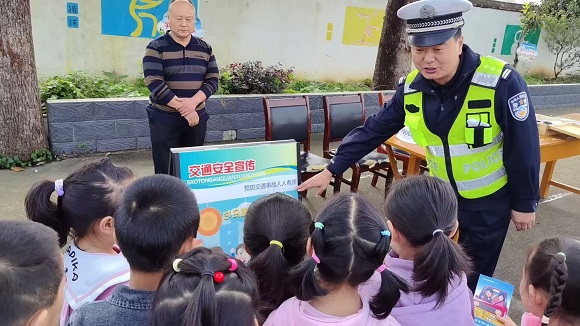 陕西汉中交管一大队：平安上学路 交警来守护 