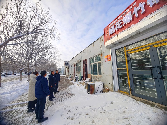 1767679328125510.jpg 民警对辖区烟花炮竹店进行开业前的安全检查.jpg