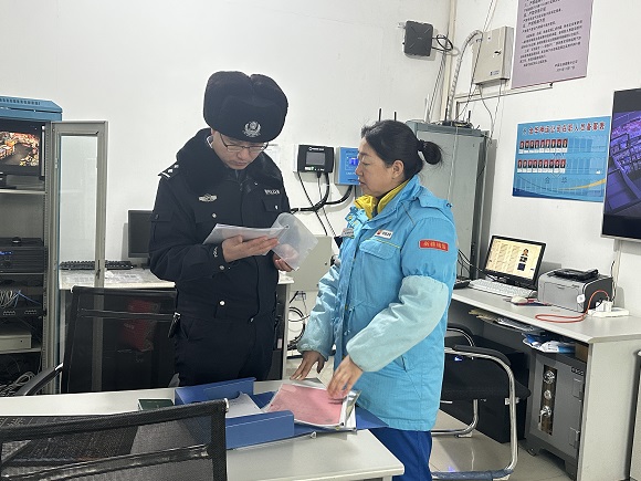 1767679355984826.jpg 民警对辖区重点单位进行安全检查.jpg