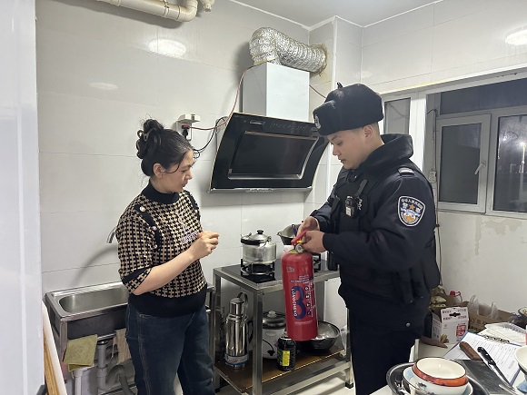 1767679388145850.jpg 民警走进辖区出租房屋进行消防检查.jpg