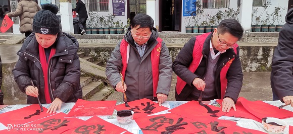 黄平县文艺轻骑兵志愿服务队开展新春走基层送对联志愿服务进乡村活动.jpg