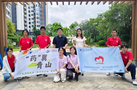 老师和队员在社区的合影.jpg