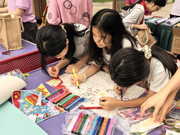 居民绘制红色手抄报.jpg