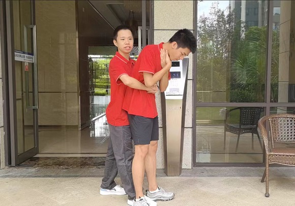 队员演示海姆立克急救法.jpg
