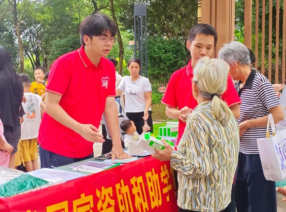 队员向居民讲解资困内容.jpg