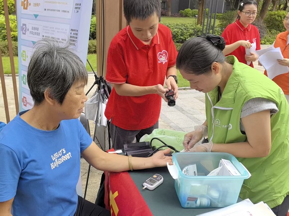 队员辅助药师帮居民测血压.jpg