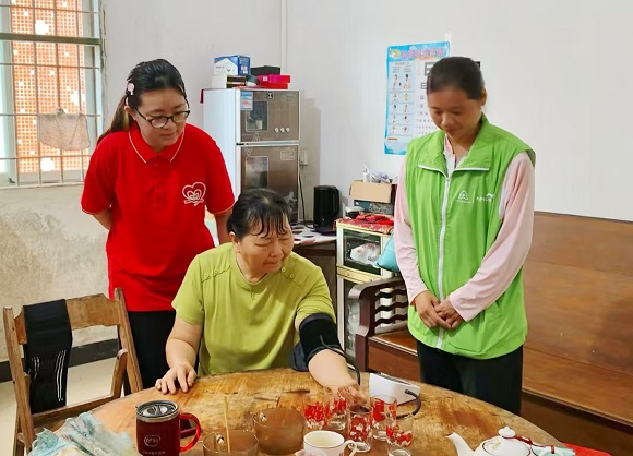 队员与药师进行上门健康服务.jpg