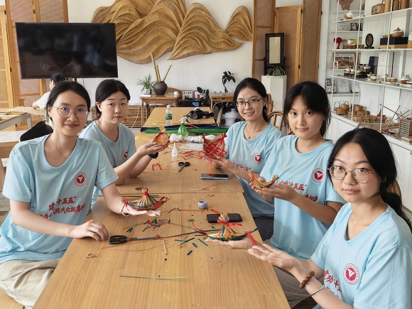 图2实践队员在非遗工作室动手体验竹编编织.jpg