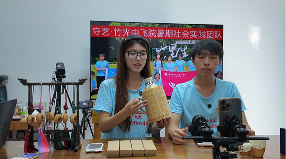 图3实践队员在电商基地开展公益直播.png