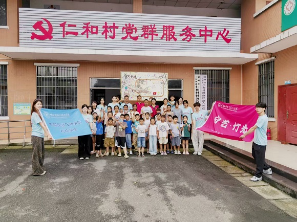 图5实践队与仁和村参与非遗公益课堂的留守儿童合影.jpg