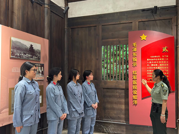 图为实践队员在蛟洋红军医院旧址展厅内，聆听讲解员讲述苏区红军医护救死扶伤的红色故事。厦门医学院“思源反哺”实践队供图。.png