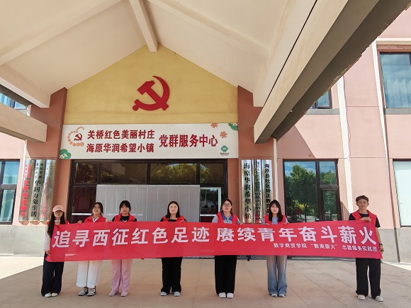 1785481063149527.jpg 实践团成员在展厅门口合影.jpg
