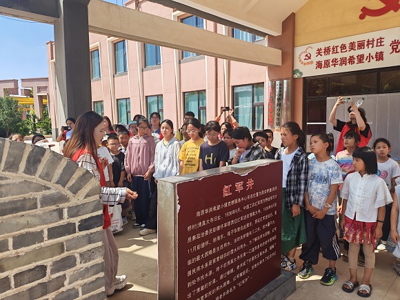 1785481121191705.jpg 青少年参观“红军井”旧址.jpg