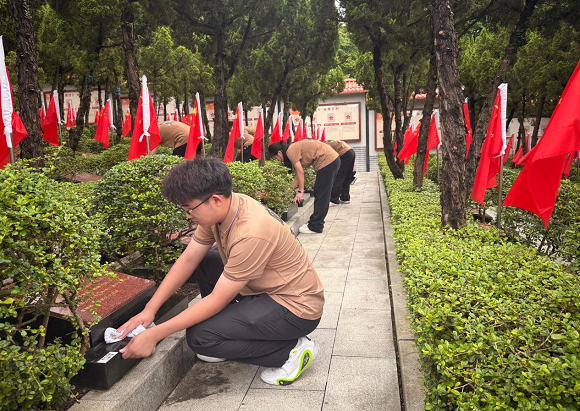 1787320522932251.png 图片三为队员们在烈士陵园为英雄擦拭墓碑.png